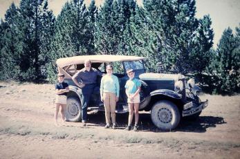 Pedro Arderiu Viñas con sus tres hijos ante el Chevrolet Phaeton “Canadá” de 1929 (Foto: Archivo Arderiu).